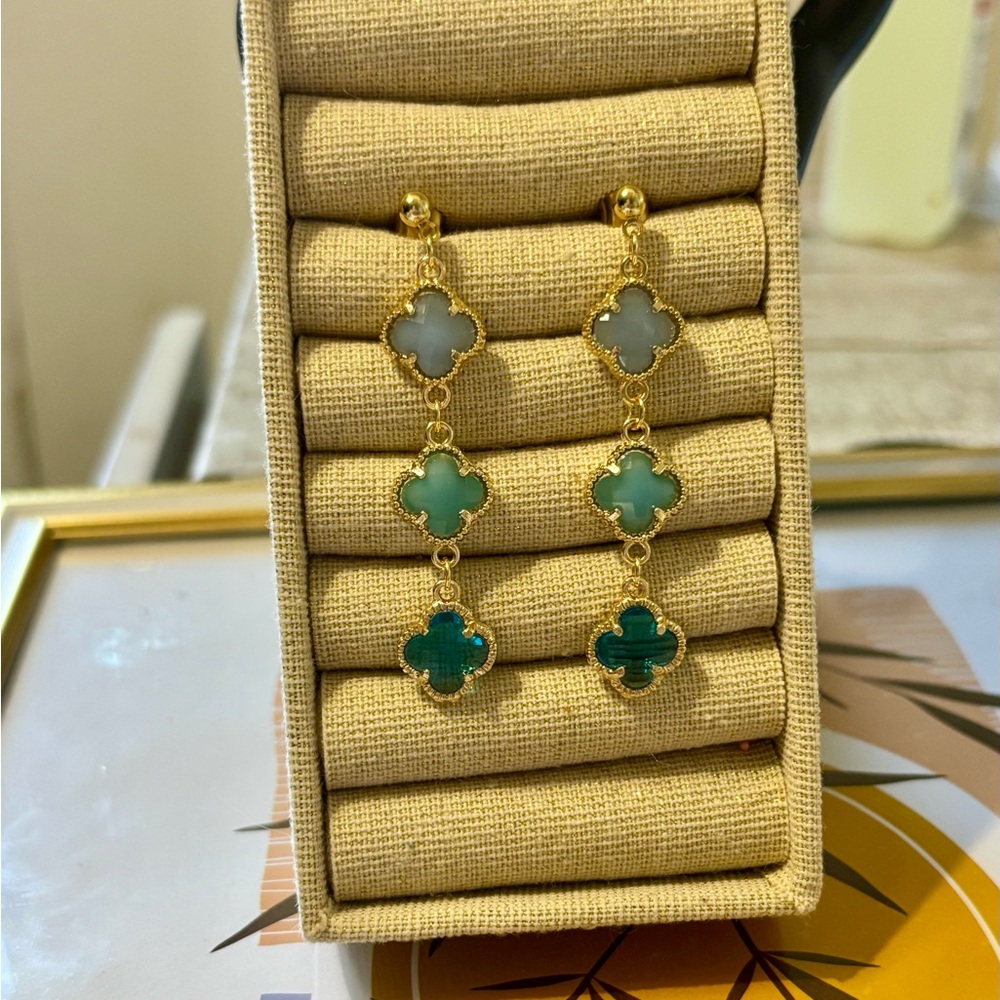 Fine 14k gold-plated green and turquoise clover earrings ✨🦋